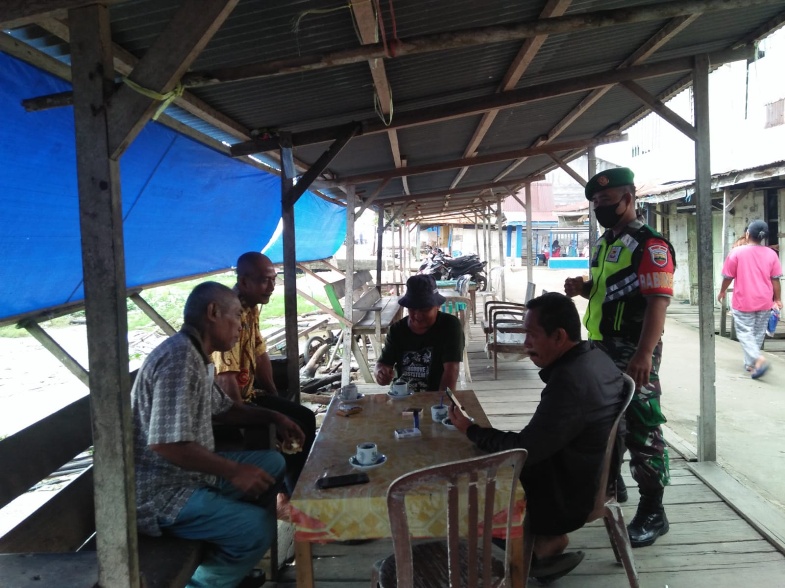 Anggota Koramil 04/Kuindra Tegakkan Prokes di Seputaran Warung Pelabuhan