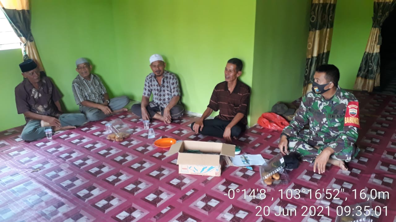 Babinsa Serda Januar Effendi Terus Komsos Kepada Masyarakat Binaan Terkait Prokes