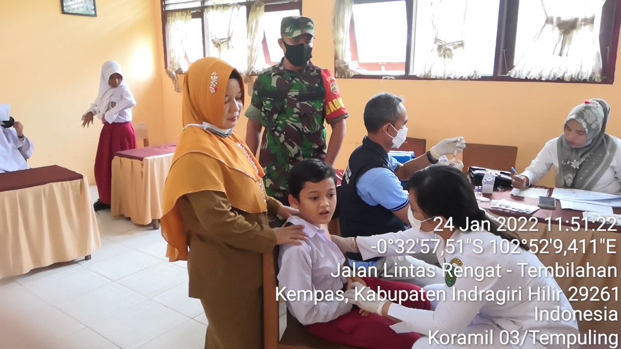 Babinsa 03/Tempuling Terus Dampingi Vaksinasi Covid-19 Anak Usia 6–11 Tahun
