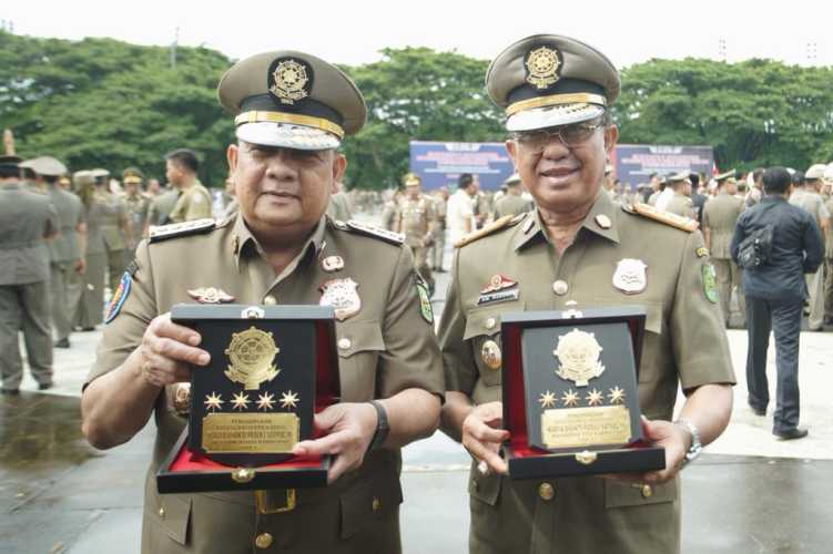 Bupati Inhil HM Wardan Terima Penghargaan Karya Bhakti Peduli Satpol PP Tahun 2023