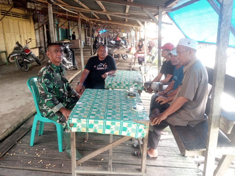 Babinsa Koramil 04/Kuindra Gelar Komsos, Tingkatkan Kesadaran Masyarakat Wilayah Binaan