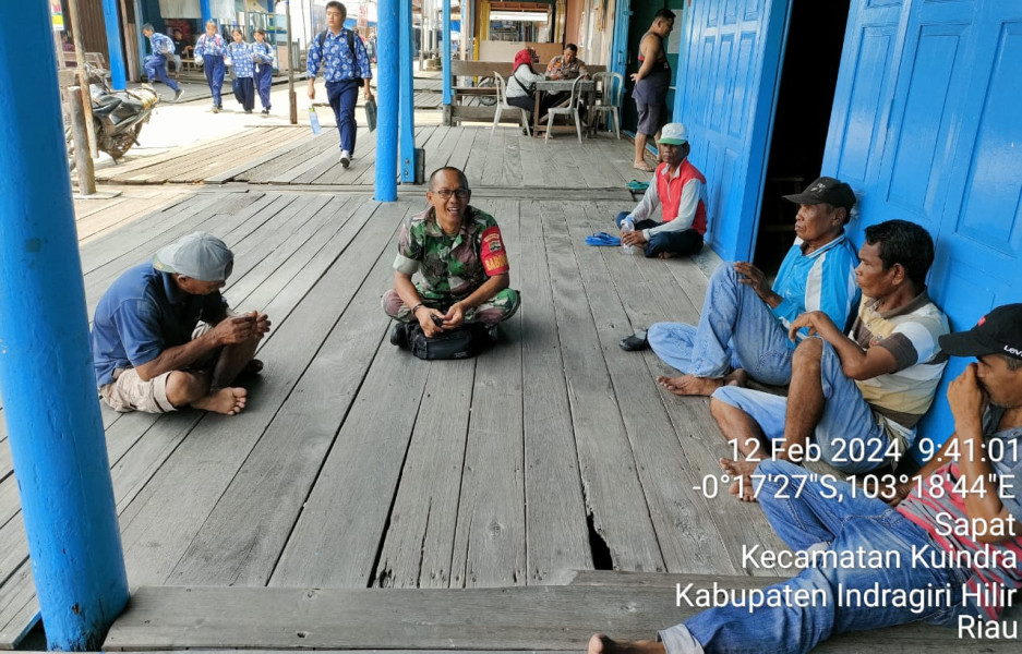 Melalui Komsos, Babinsa Koramil 04/Kuindra Berikan Pandangan Untuk Saling Menghargai dan Menghormati Antar Sesama