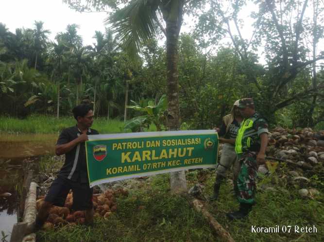 Babinsa Koramil 07/Reteh Rutin Lakukan Karlahut Bersama Warga