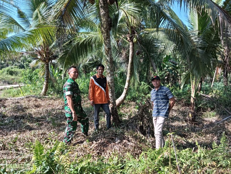 Babinsa Koramil 07/Reteh Laksanakan Patroli Tapal Batas, Situasi Terkendali