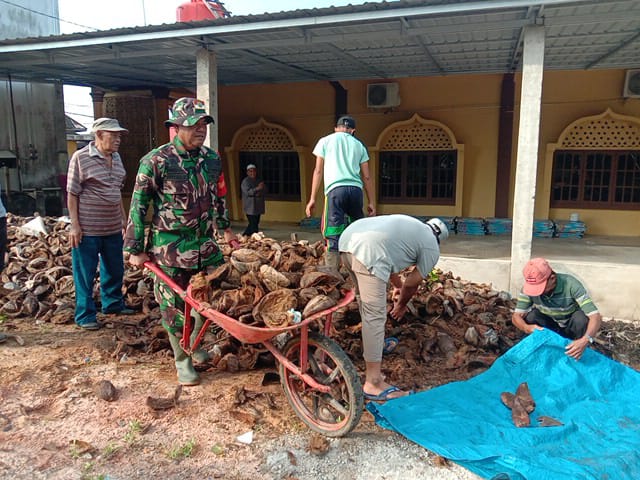 Babinsa 03/Tpl Bersama Warga Goro Bersihkan Lingkungan Mesjid Nurul Hidayah
