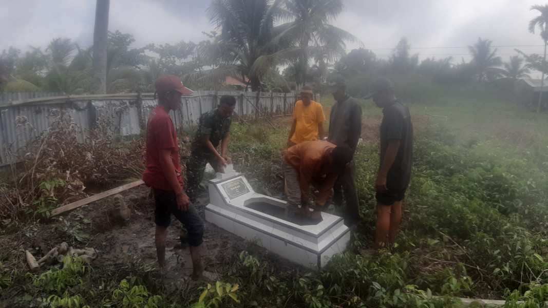 Koramil 07/Reteh Lakukan Pemasangan Batu Nisan di Makam Salah Satu Warga