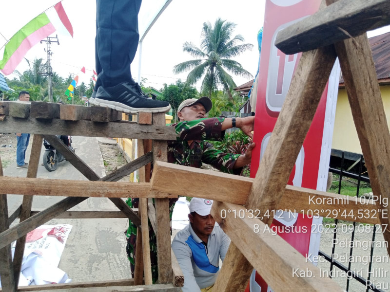 Pemasangan Baleho Dalam Rangka HUT RI, Babinsa Koramil 10/Pelangiran Ajak Masyarakat Untuk Goro