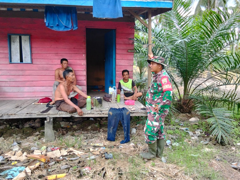 Melalui Komsos, Babinsa Koramil 07/Reteh Terus Upayakan Kedekatan dan Kebersamaan Dengan Masyarakat