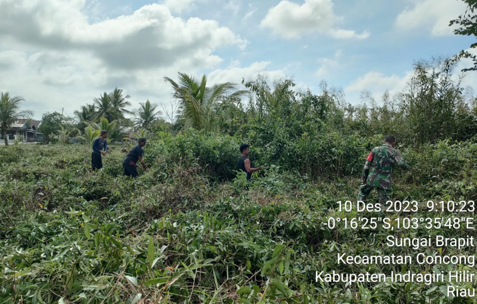 Ciptakan Kekompakan dan Kebersamaan, Babinsa Koramil 04/Kuindra Giat Goro di Pemakaman Umum