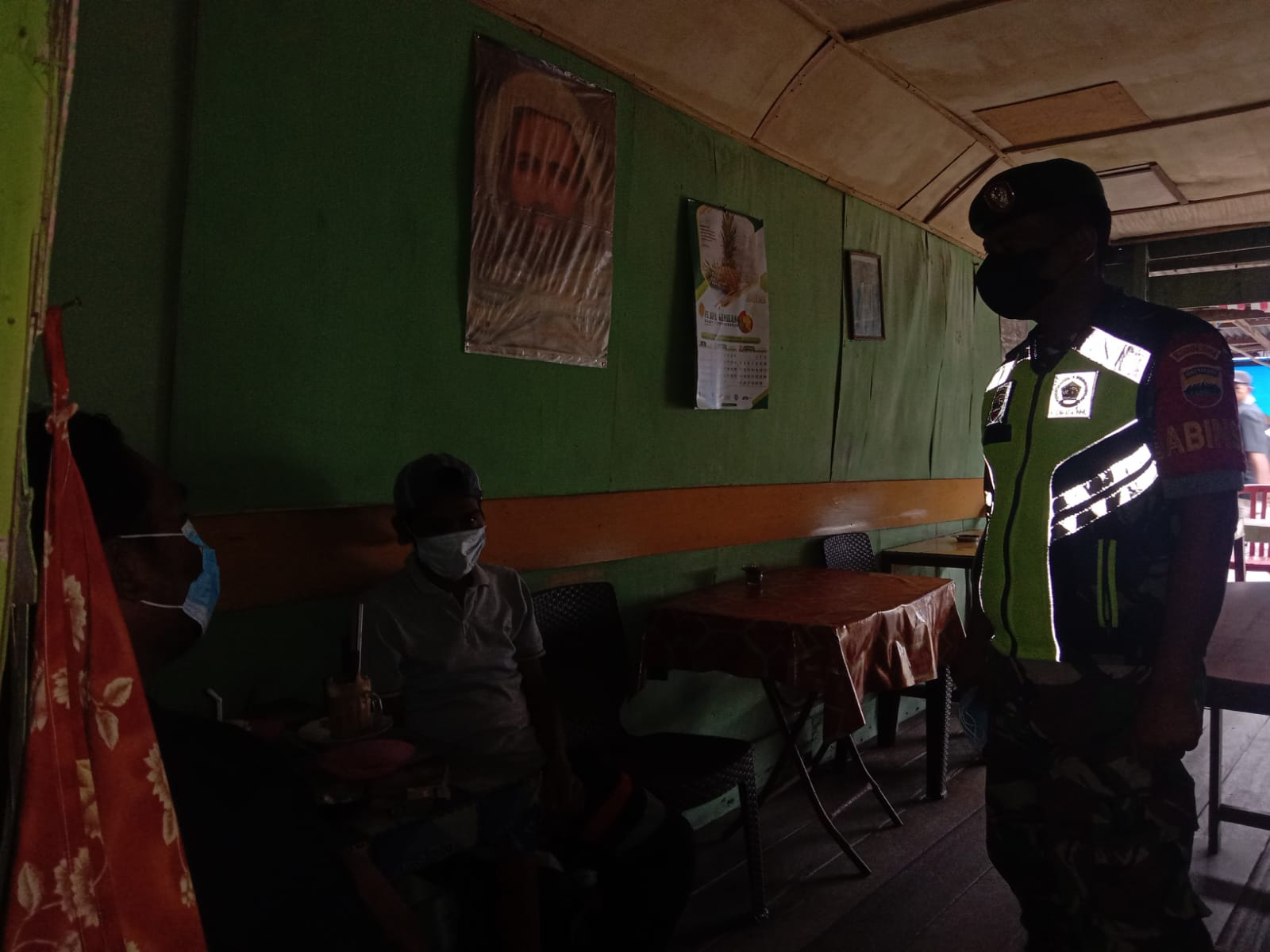 Anggota Koramil 04/Kuindra Rutin Tegakkan Prokes di Wilayah Binaan