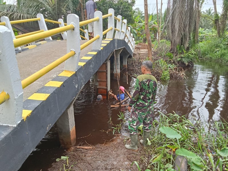 Rehabilitasi Jembatan: Koramil 09/Kemuning Tingkatkan Aksesibilitas di Desa Karya Tunas Jaya