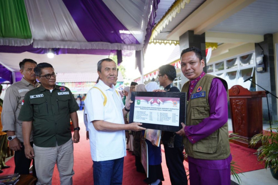 Kunker di Inhil dan Inhu, Gubernur Syamsuar Serahkan Bantuan Alat Karhutla