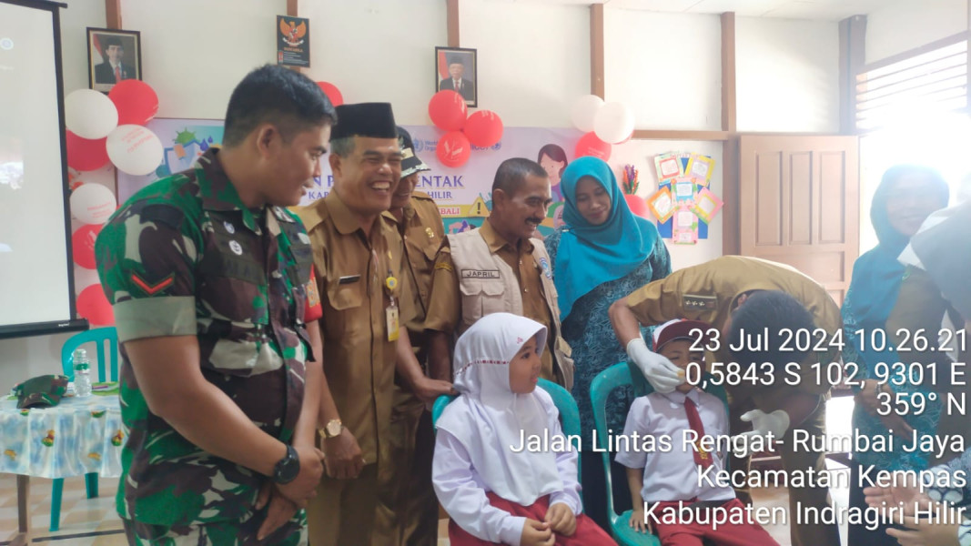 Babinsa Koramil 03/Tpl Dampingi Kegiatan Pekan Imunisasi Nasional Polio di SDN 012 Rumbai Jaya
