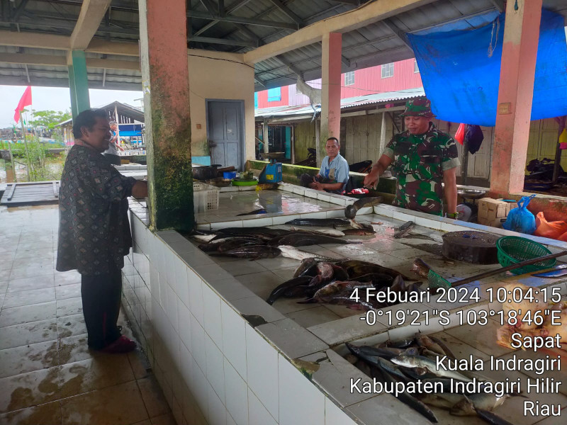 Pengecekan Harga dan Ketersediaan Stok Ikan Dilakukan Oleh Koramil 04/Kuindra