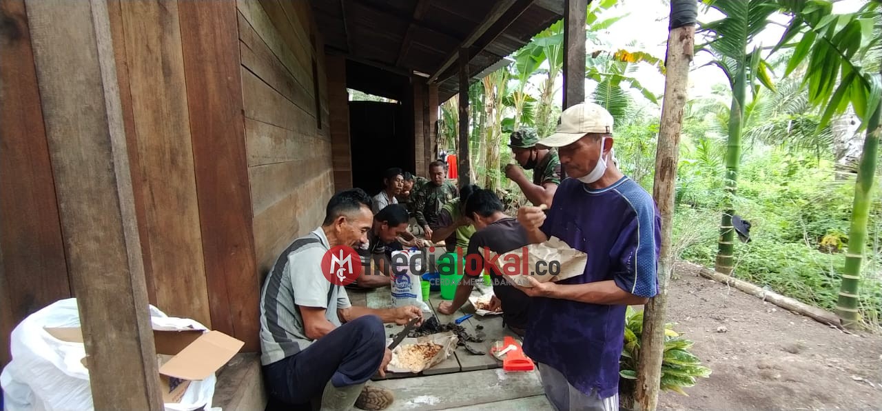 Begitu Dekat, Lihat Kebersamaan Satgas TMMD Makan Siang Bersama Warga di Desa Teluk Kiambang