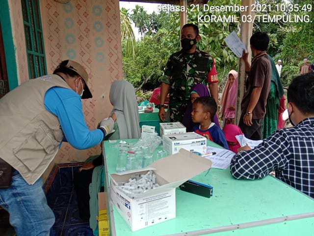 Babinsa 03/Tempuling Bersama Petugas Vaksinasi Seberangi Sungai Untuk Herd Immunity