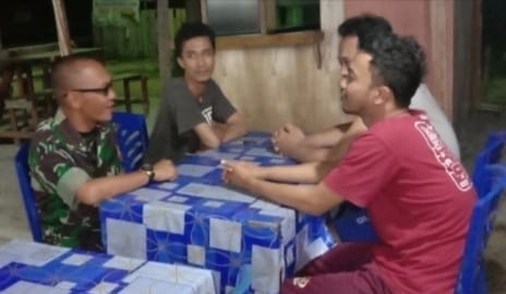 Babinsa Koramil 03/Tpl Sertu Ichlas Manalu, Menggugah Semangat Pemuda Desa melalui Komsos di Kampung Pancasila