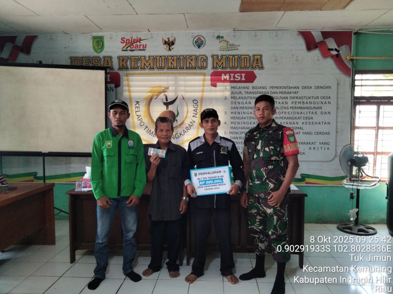 Babinsa Koramil 09/Kemuning Kawal Penyaluran BLT DD Tahap VII, IX, dan X di Desa Kemuning Muda