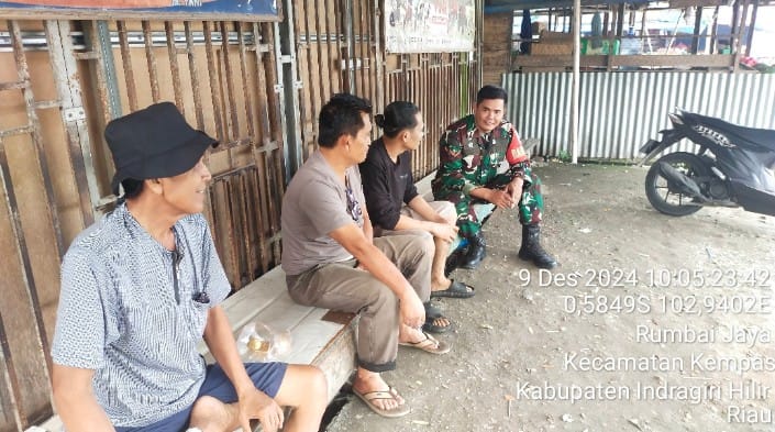 Berbaur Bersama Seluruh Lapisan Masyarakat, Babinsa Koramil 03/Tpl Giat Komsos Dengan Tukang Ojek