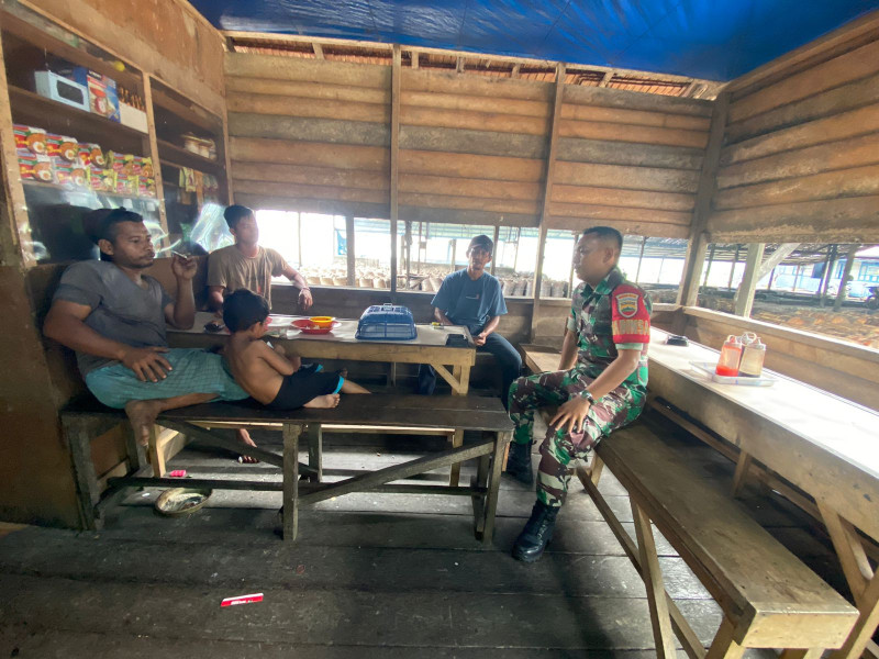 Babinsa 05/Gas Pratu Risman Saputra Melaksanakan Kegiatan Komsos Bersama Warga Setempat