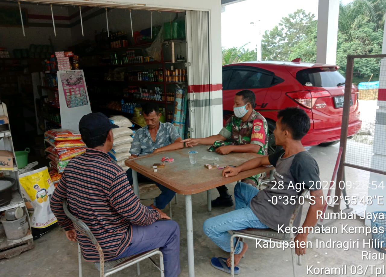 Babinsa 03/Tempuling Sertu Mardia Melaksanakan Komsos Dengan Tokoh Pemuda Di Desa Binaannya