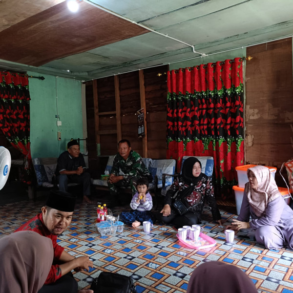 Babinsa 05/Gas Serda Rudi Hartono Melakukan Komunikasi Sosial Bersama Mahasiswa KKN