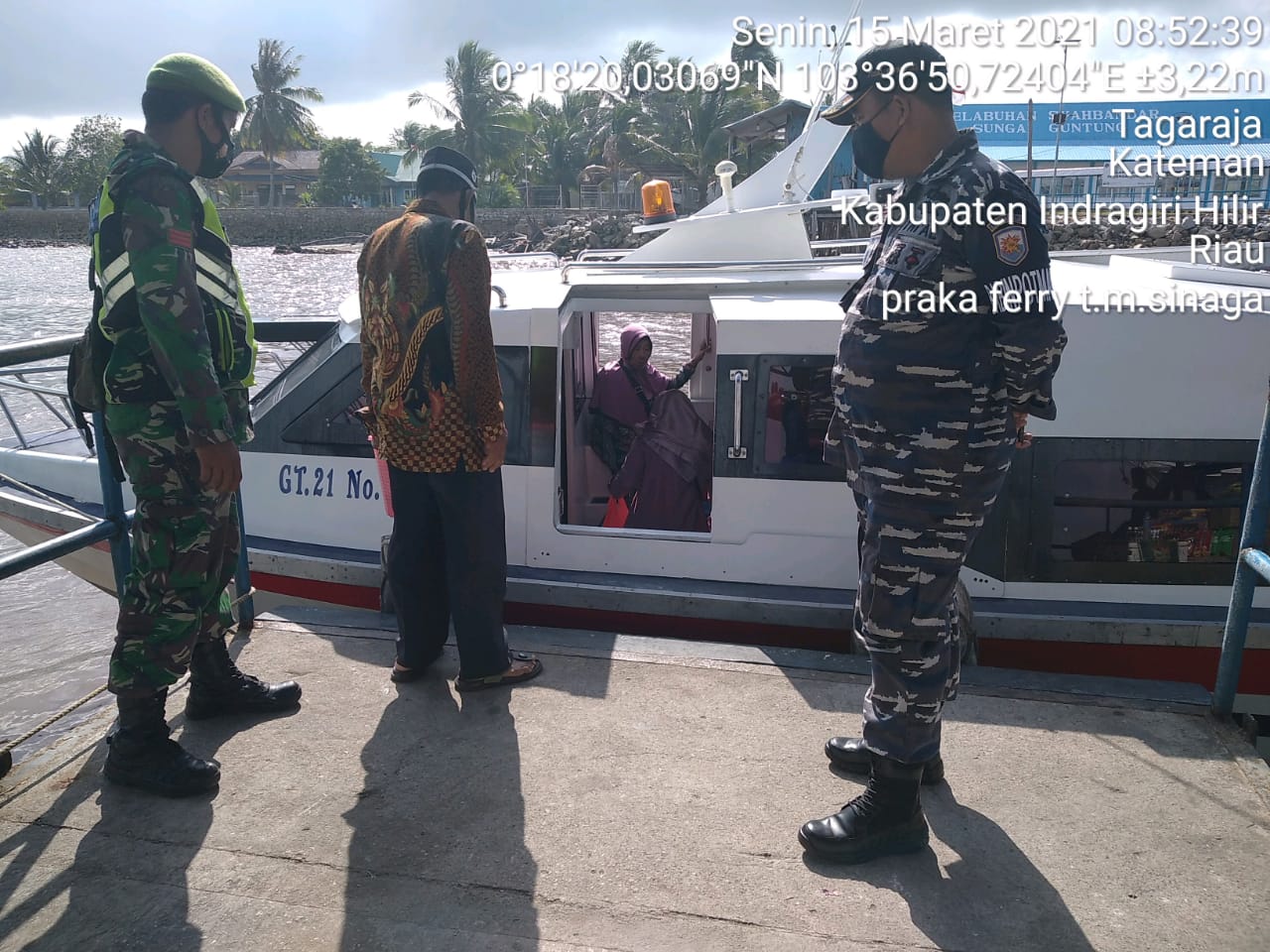 Babinsa Praka Ferry Sinaga Pantau Aktifitas di Pelabuhan Syahbandar Guntung