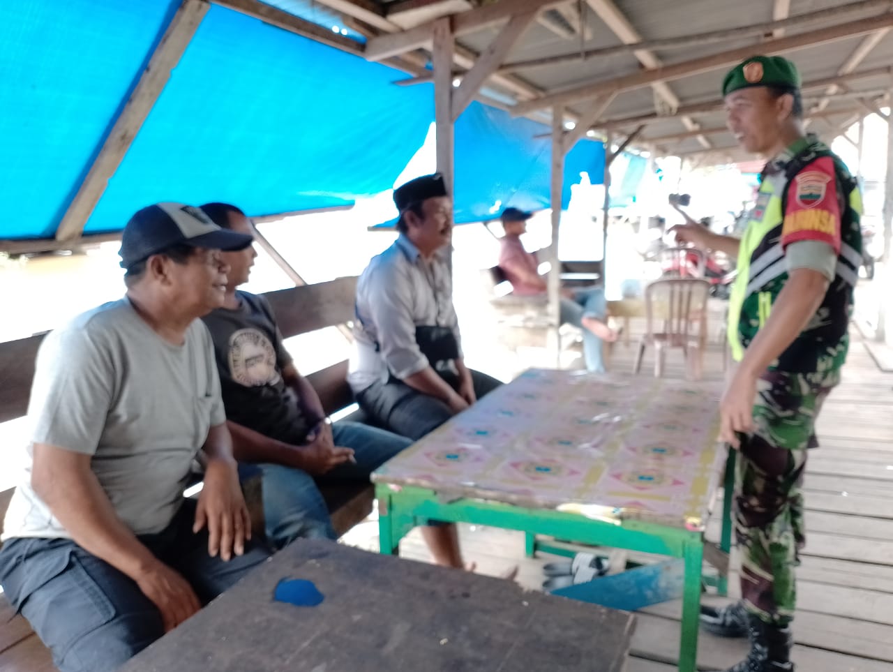 Tegakkan Prokes Bersama Anggota Koramil 04/Kuindra