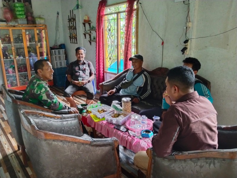 Babinsa Koramil 07/Reteh Rutin Himbau Masyarakat Jaga Kamtibmas