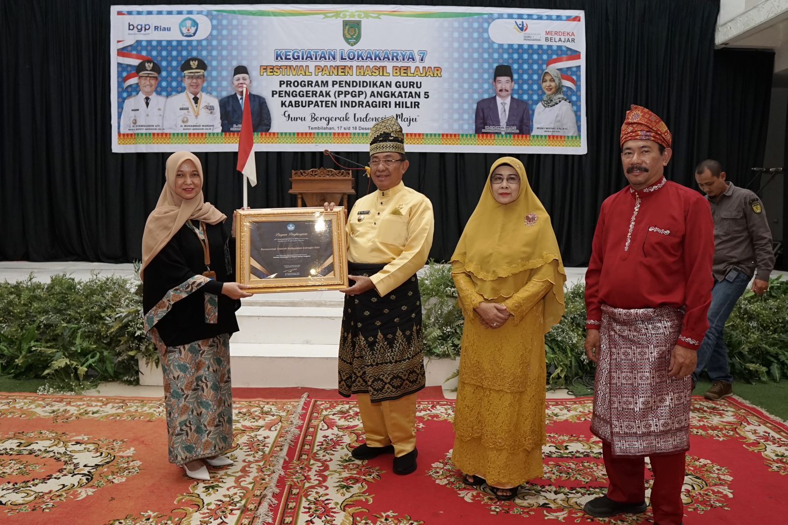 Bupati Inhil Terima 2 Penghargaan Bidang Pendidikan 