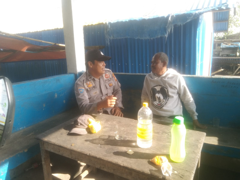 Bhabinkamtibmas Desa Simpang Gaung Aipda Safrizal Zufri Melaksanakan Giat Sambang Masyarakat dan Menyampaikan Pesan-pesan Kamtibmas