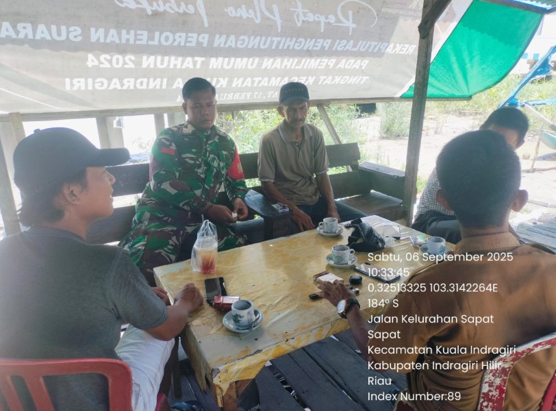 Pererat Silahturrahmi, Babinsa Koramil 04/Kuindra Berinteraksi dengan Masyarakat Melalui Komsos