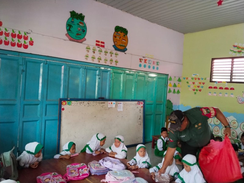 Babinsa Koramil 09/Kemuning Terus Bantu Dampingi Penyaluran MBG kepada Siswa-siswi