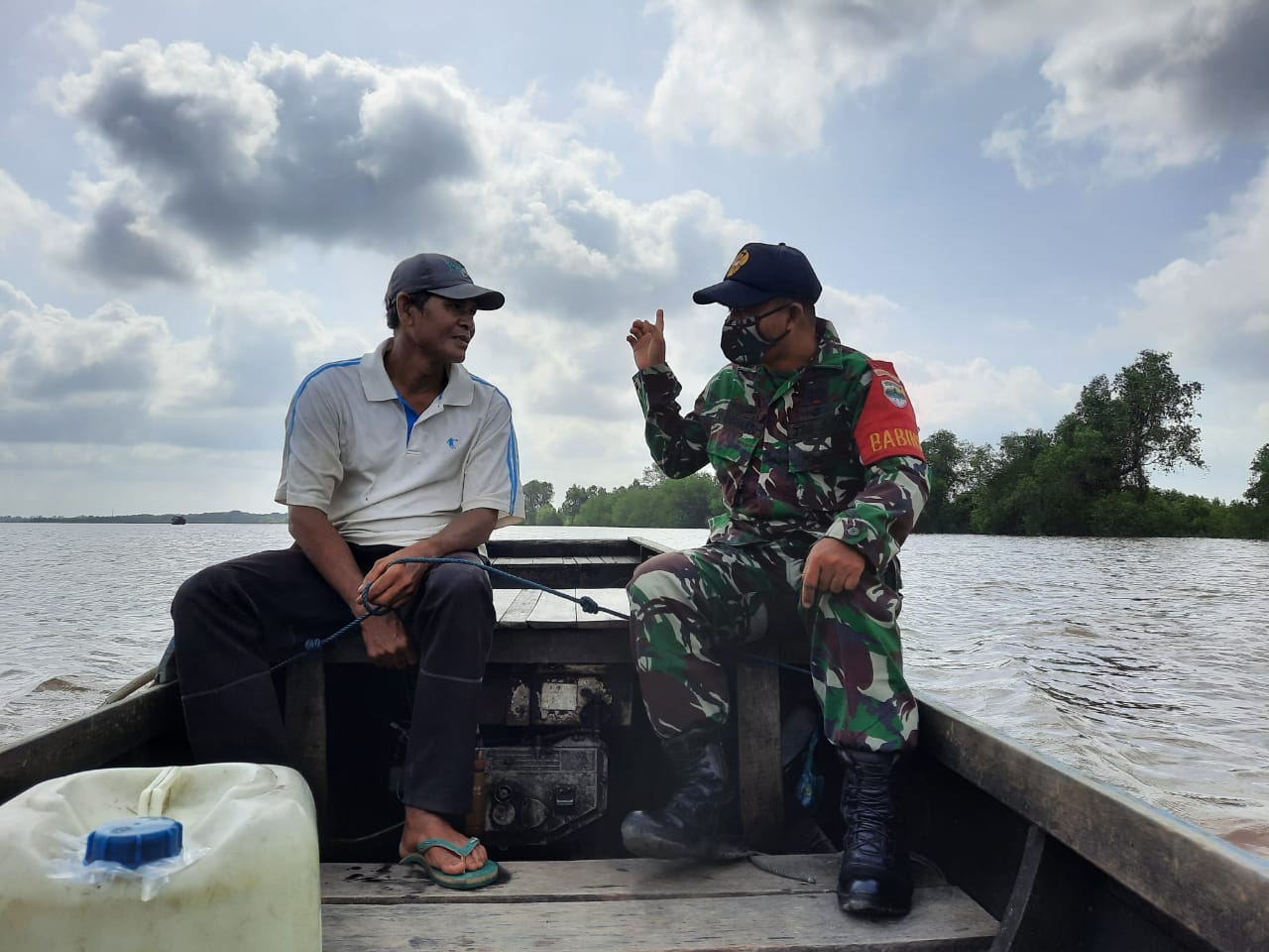 Babinsa Koramil 03/Tempuling Kodim 0314/Inhil Naik Perahu Pompong Untuk Menempuh Desa Binaan