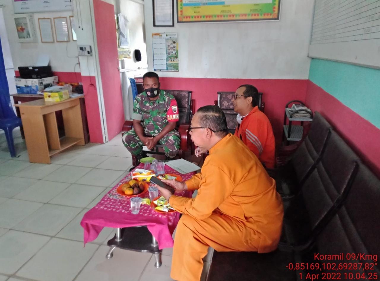 Sampaikan Pentingnya Vaksin, Babinsa Koramil 09/Kemuning Komsos di SDN 010 Sekayan