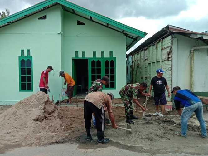 Bersama Warga, Babinsa Goro Tahap Pembuatan Teras Rumah Dinas Koramil 03/TPL