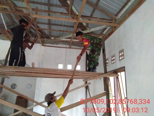 Babinsa Koramil 09/Kemuning dan Masyarakat Tetap Semangat Laksanakan Goro di Surau