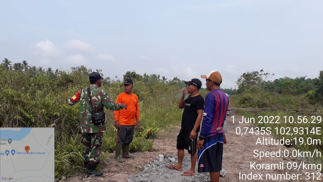 Patroli Karhutla di Wilayah Parit 1 Desa Kota Baru Oleh Sertu Syamsu Rizal Nasution