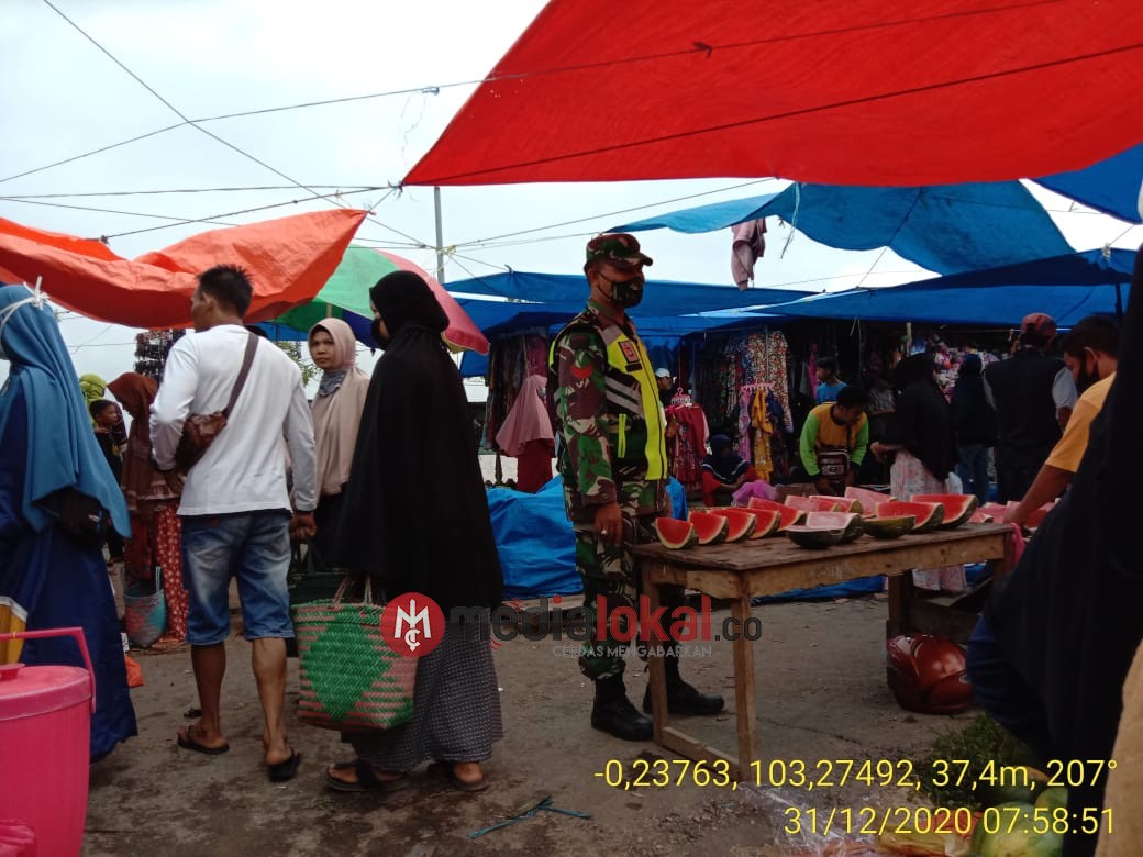 Koptu Ronald Manalu Pantau Protkes Warga di Pasar Mingguan Sungai Piring