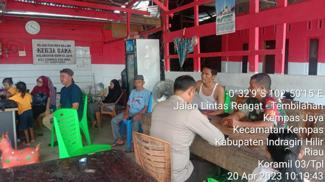 Tingkatkan Keamanan Jelang Idul Fitri, Babinsa Koramil 03/Tpl Bersama Bhabinkamtibmas Komsos dengan Tokoh Pemuda dan Ketua RT