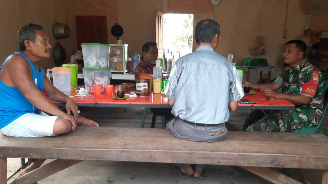 Sambil Pantau Wilayah Binaan, Babinsa Koramil 03/Tpl Laksanakan Komsos Dengan Tomas