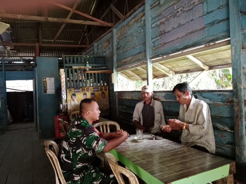 Babinsa Koramil 07/Reteh Himbau Warga Perkuat Kekompakkan dan Kebersamaan