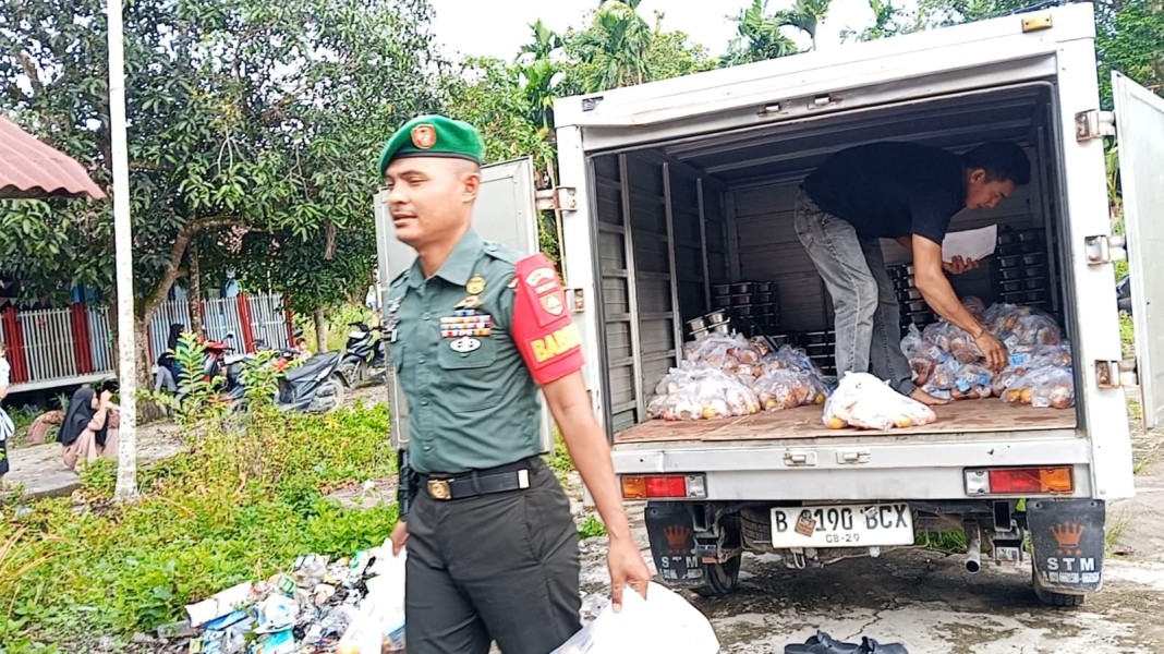 Babinsa Koramil 09/Kemuning; Makan Bergizi Gratis di Keritang Berjalan Lancar