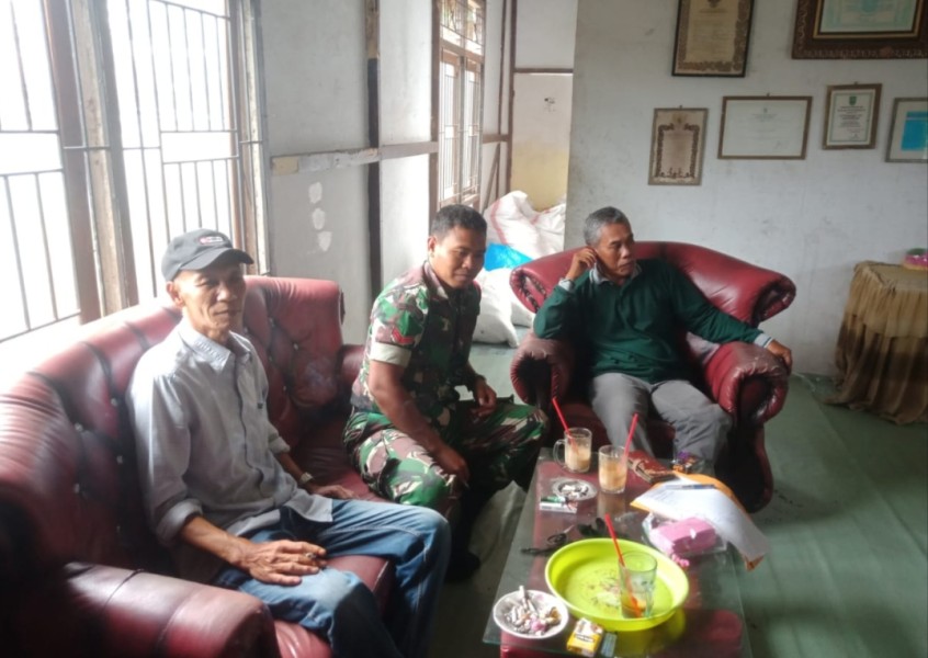 Babinsa Koramil 05/Gas Aktif Komsos dengan Masyarakat Kelurahan Sungai Empat.