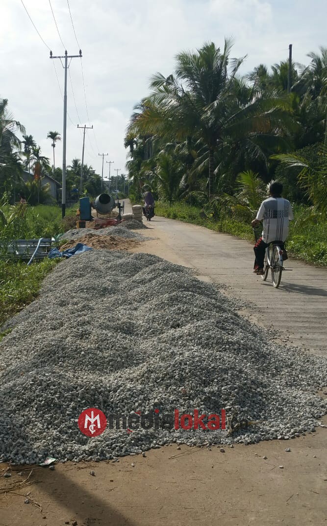 Material di Tumpukkan di Badan Jalan, Pembangunan Tower di Teluk Pinang Meresahkan Warga