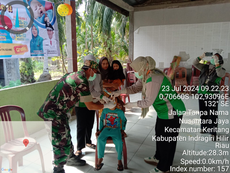 Cegah Penyakit, Danramil 09/Kmg Dampingi Pemberian Imunisasi Kepada Balita