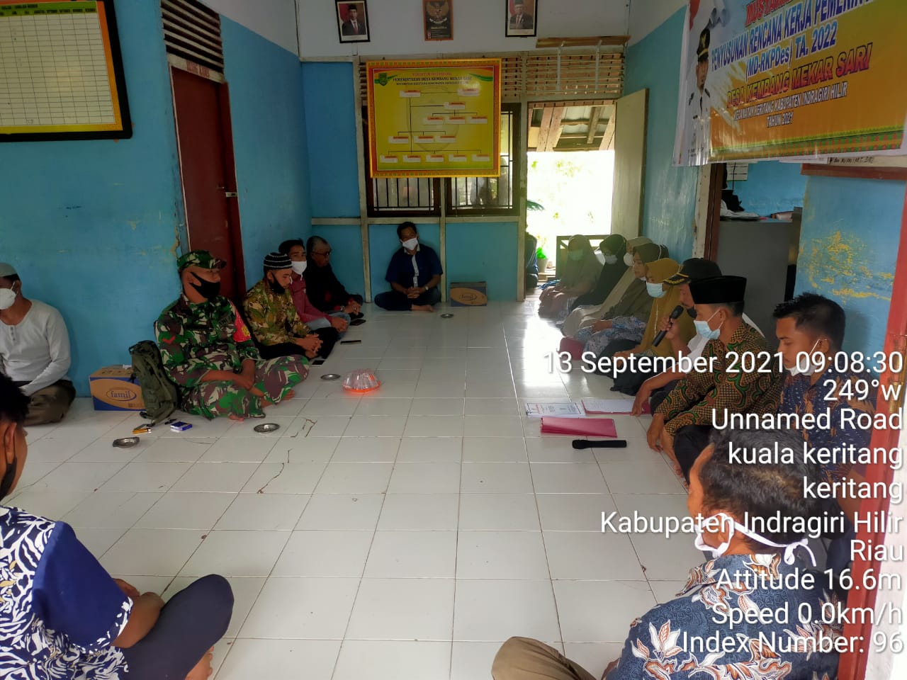 Babinsa Koramil 09/Kemuning Lakukan Komsos Bahas Pembangunan Jalan di Kuala Keritang