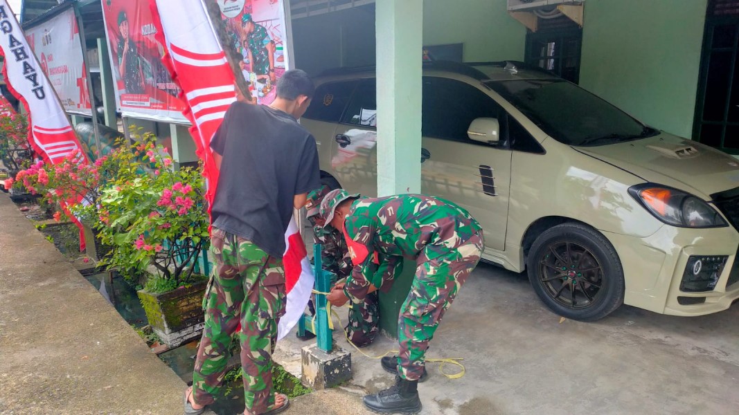 Sertu Angga W. Laksmana, Babinsa Koramil 03/Tempuling, Menghiasi Lingkungan dengan Umbul-Umbul, Semarakkan Suasana Kemerdekaan