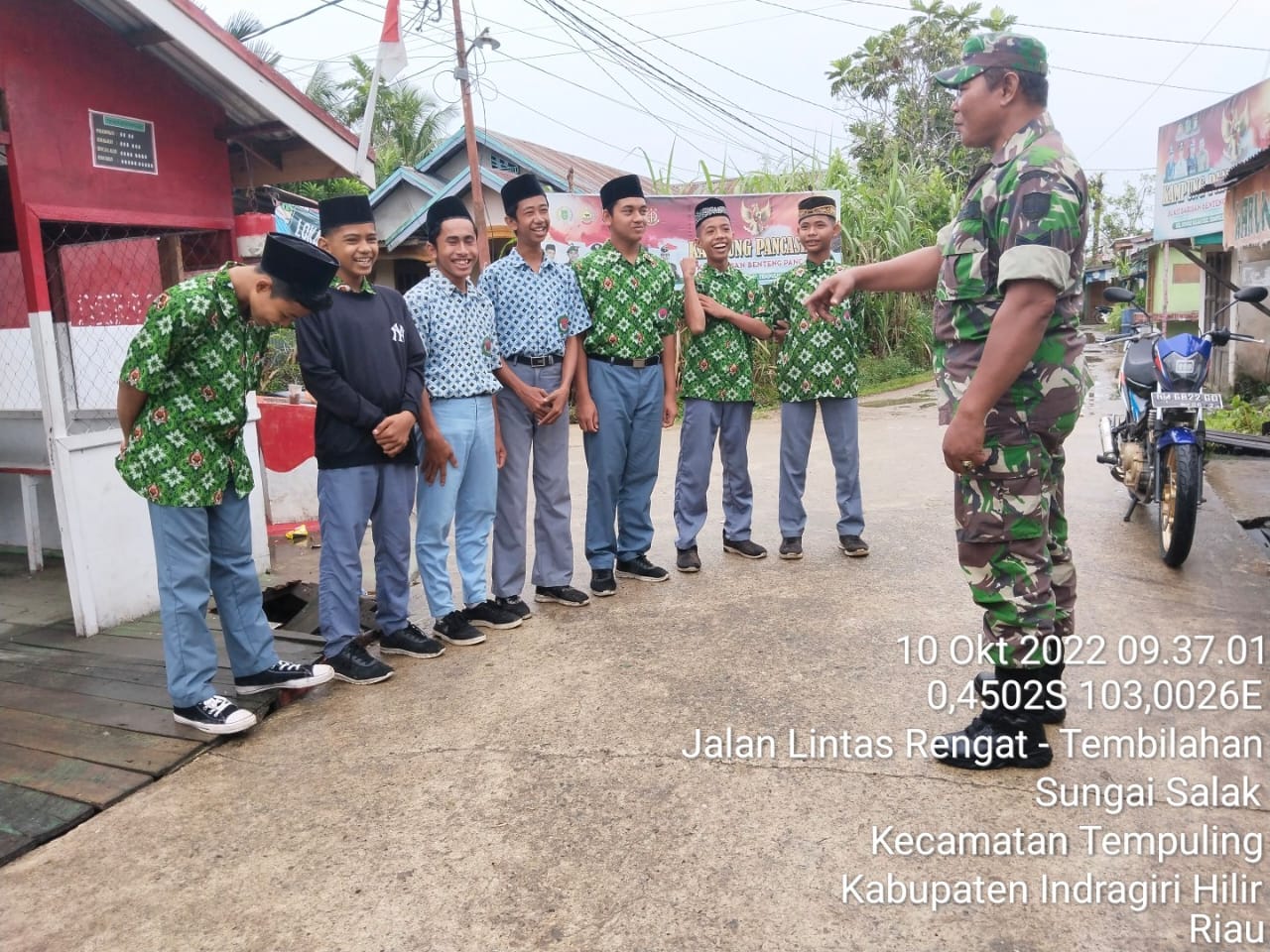 Babinsa Koramil 03/Tempuling Komsos Wasbang ke Siswa MTs Nurul Hidayah