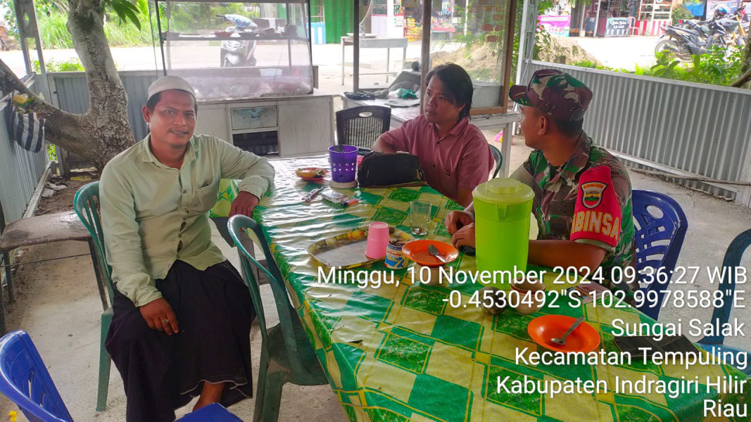 Babinsa Koramil 03/Tempuling Laksanakan Komsos Pilkada Serentak 2024 Wujudkan Suasana Aman dan Damai